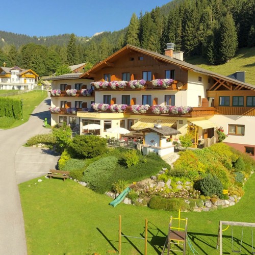 Aparthotel Ramsau im Sommer...