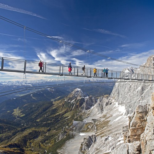 Nervenkitzel beim Überqueren der Hängebrücke am Dachstein