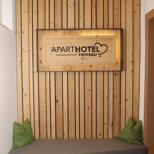 Neuer Empfangs- und Barbereich im Aparthotel Ramsau